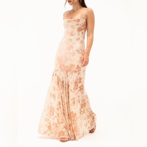 Rumored Floral Maxi Dress in Cream and Pink - Picture 5 of 9